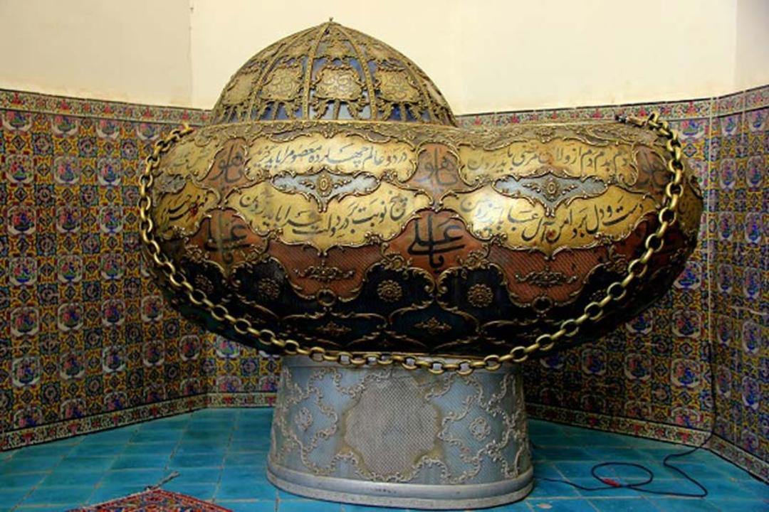کشکولی در آرامگاه شاه نعمت‌ الله ولی