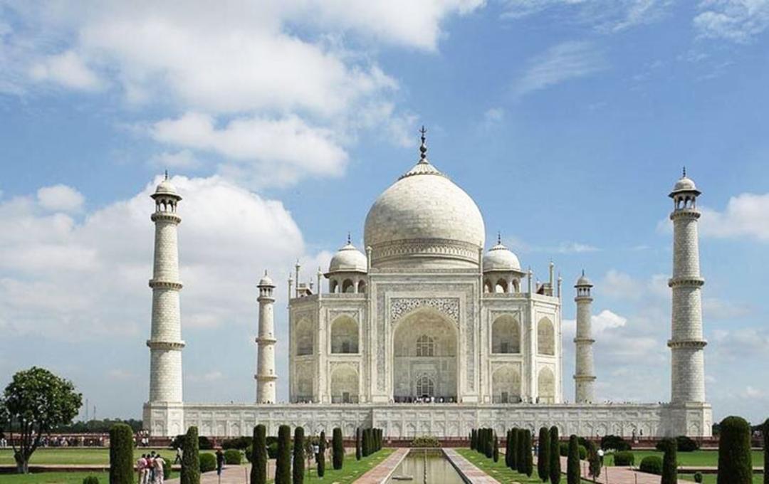 عمارت مرمری تاج محل در روز