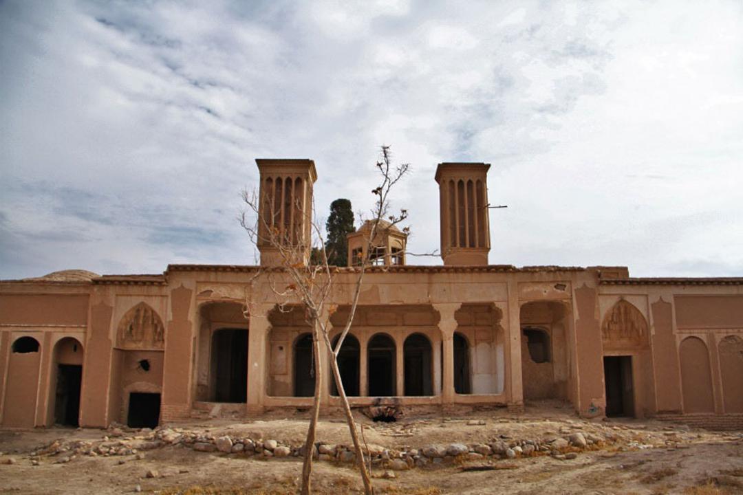 بنای نیمه مخروب عمارت شترگلوی ماهان