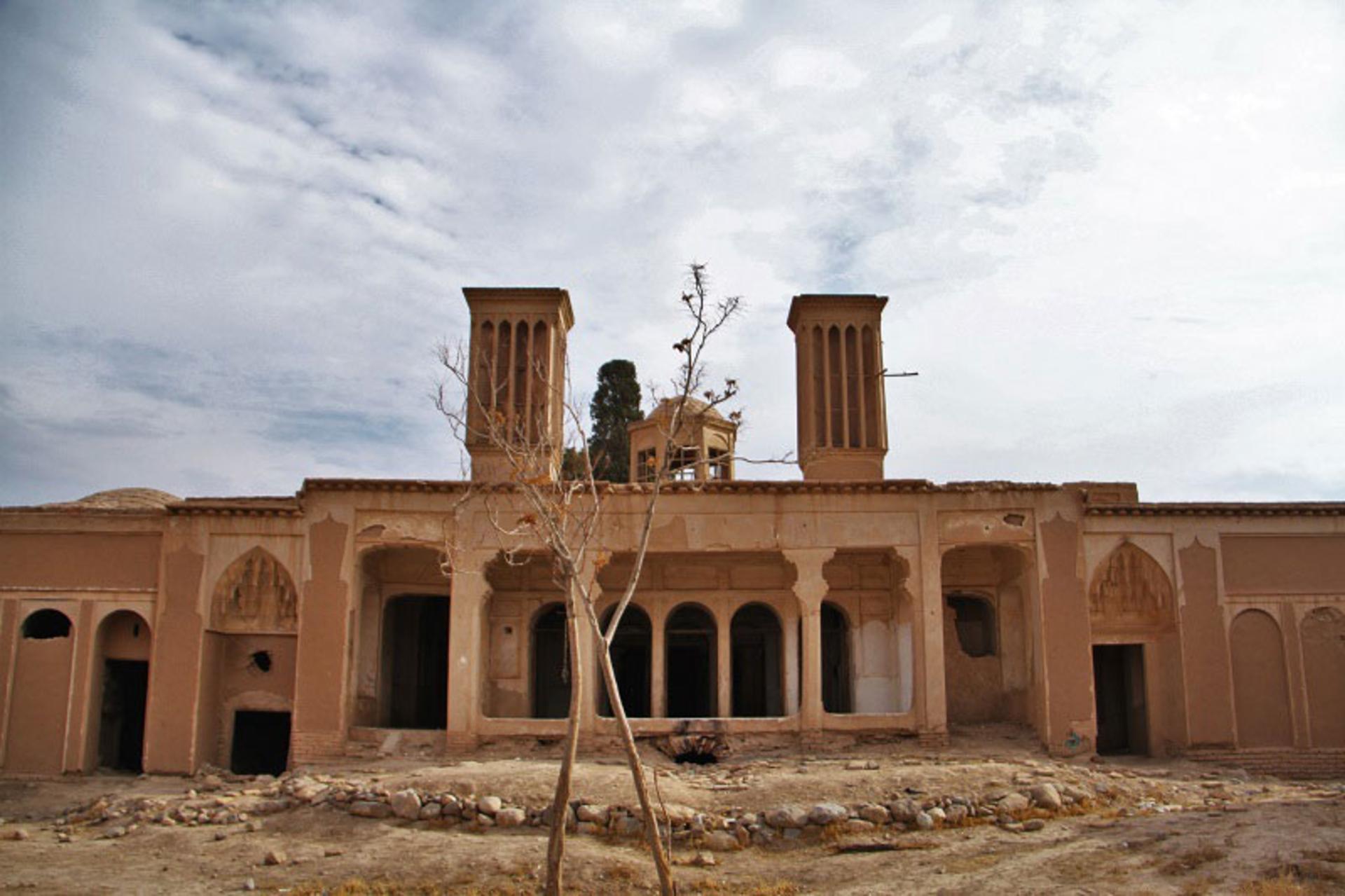 بنای نیمه مخروب عمارت شترگلوی ماهان