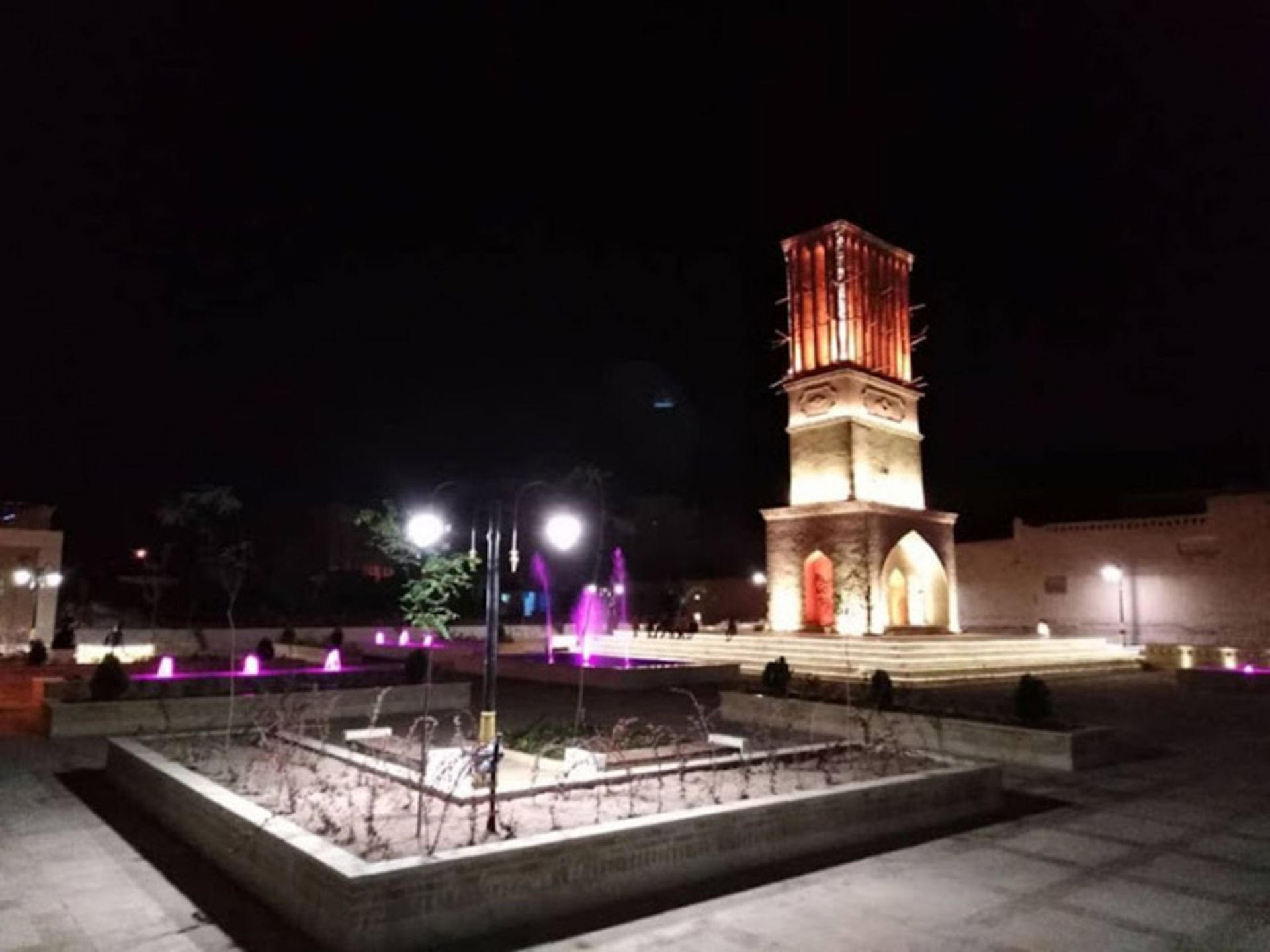 بادگیر معین در شب