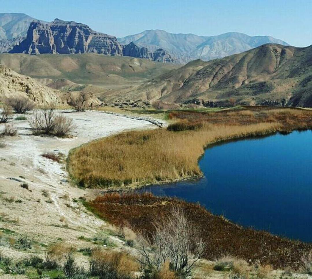 حاشیه دریاچه آهنک پوشیده از برف در روستای سیمین دشت