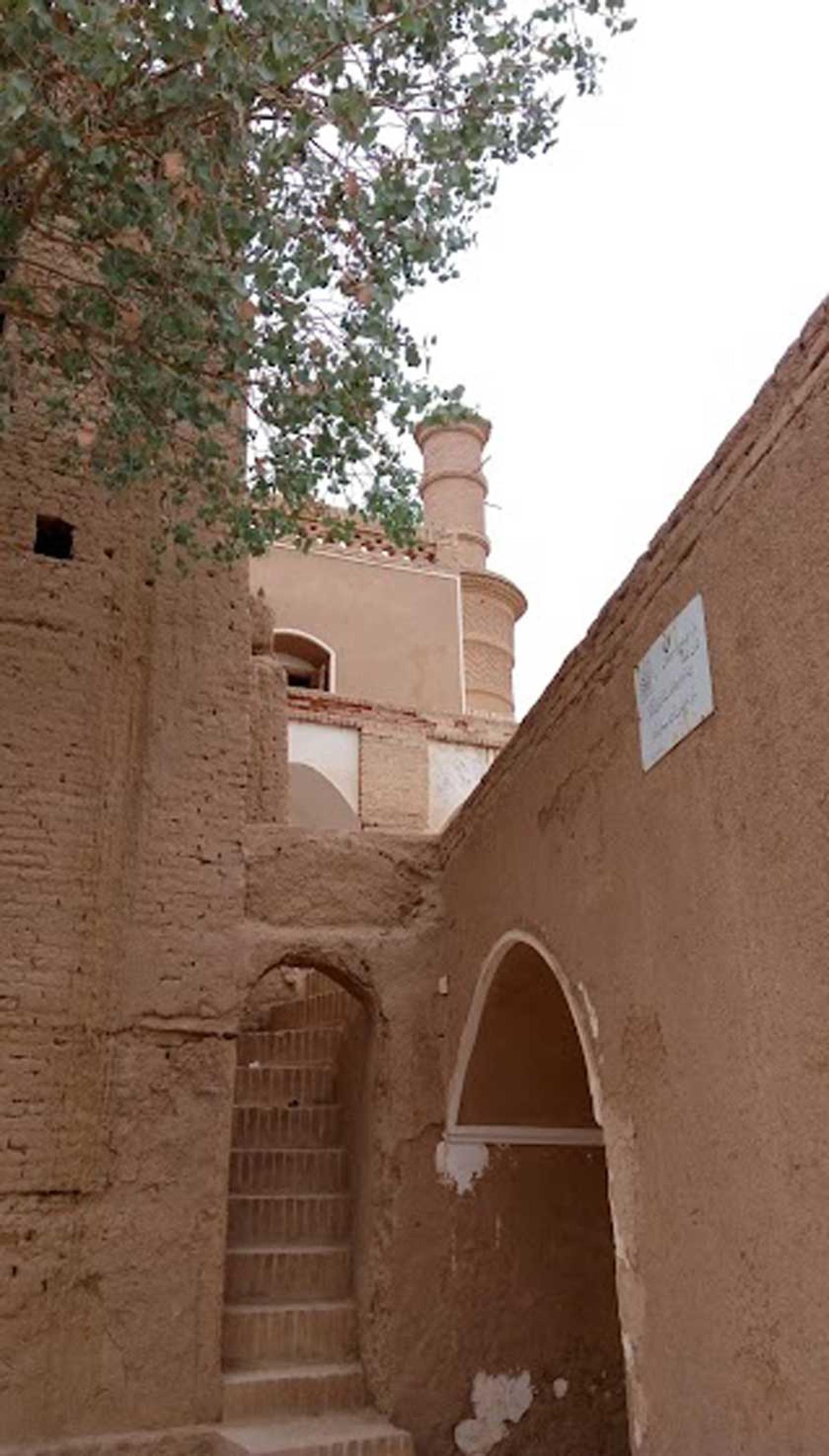 نمایی از مناره مسجد جامع خرانق در روستا