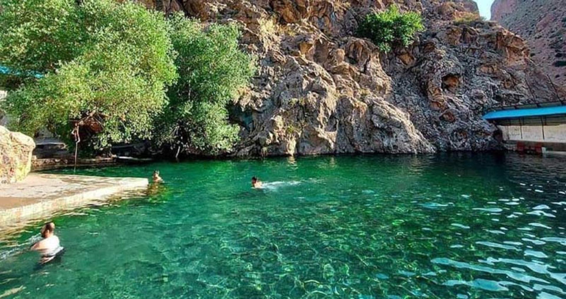 گردشگران در حال شنا در اب زلال چشمه خمده زرین دشت