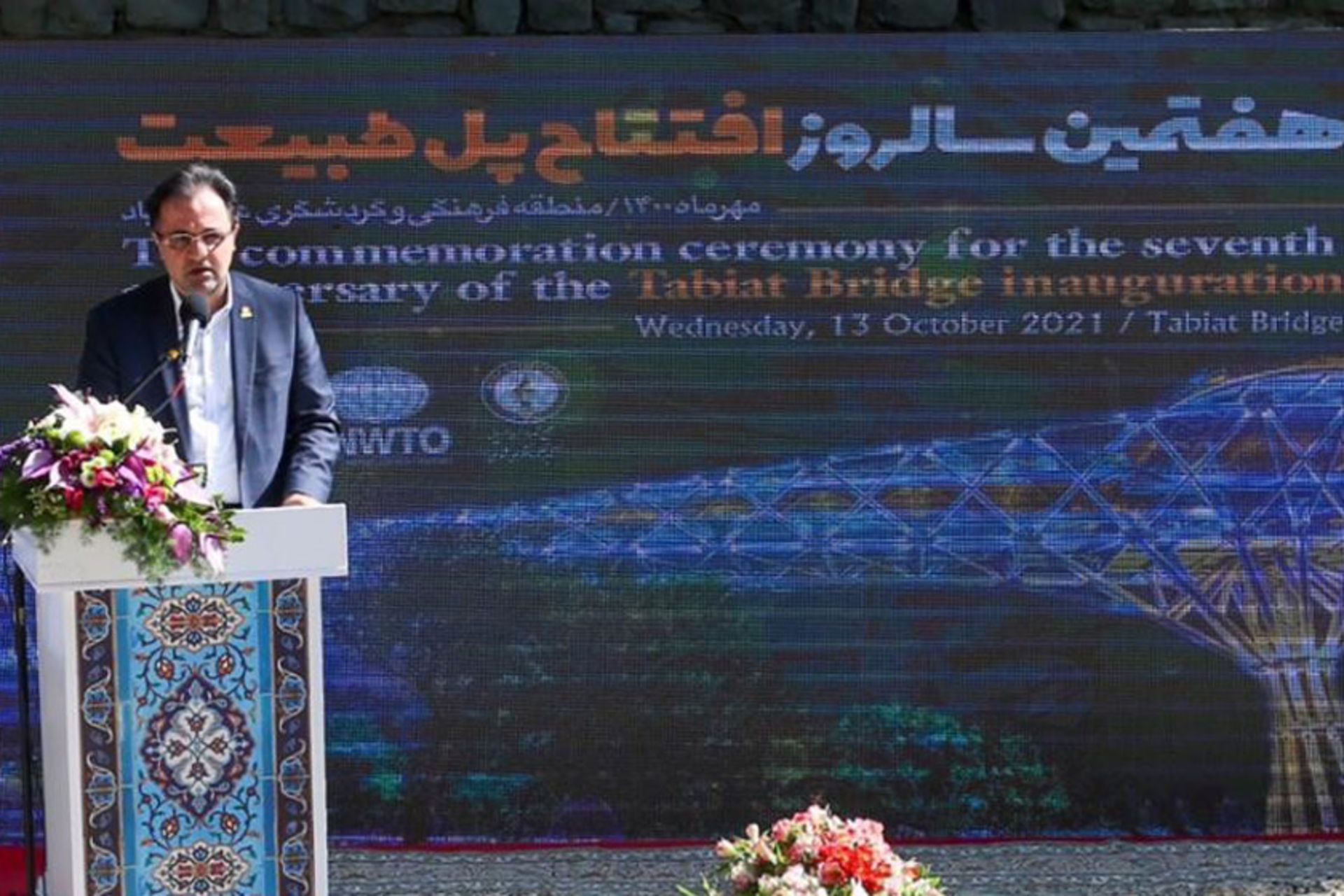 مدیرعامل شرکت بازسازی منطقه عباس آباد در حال سخنرانی