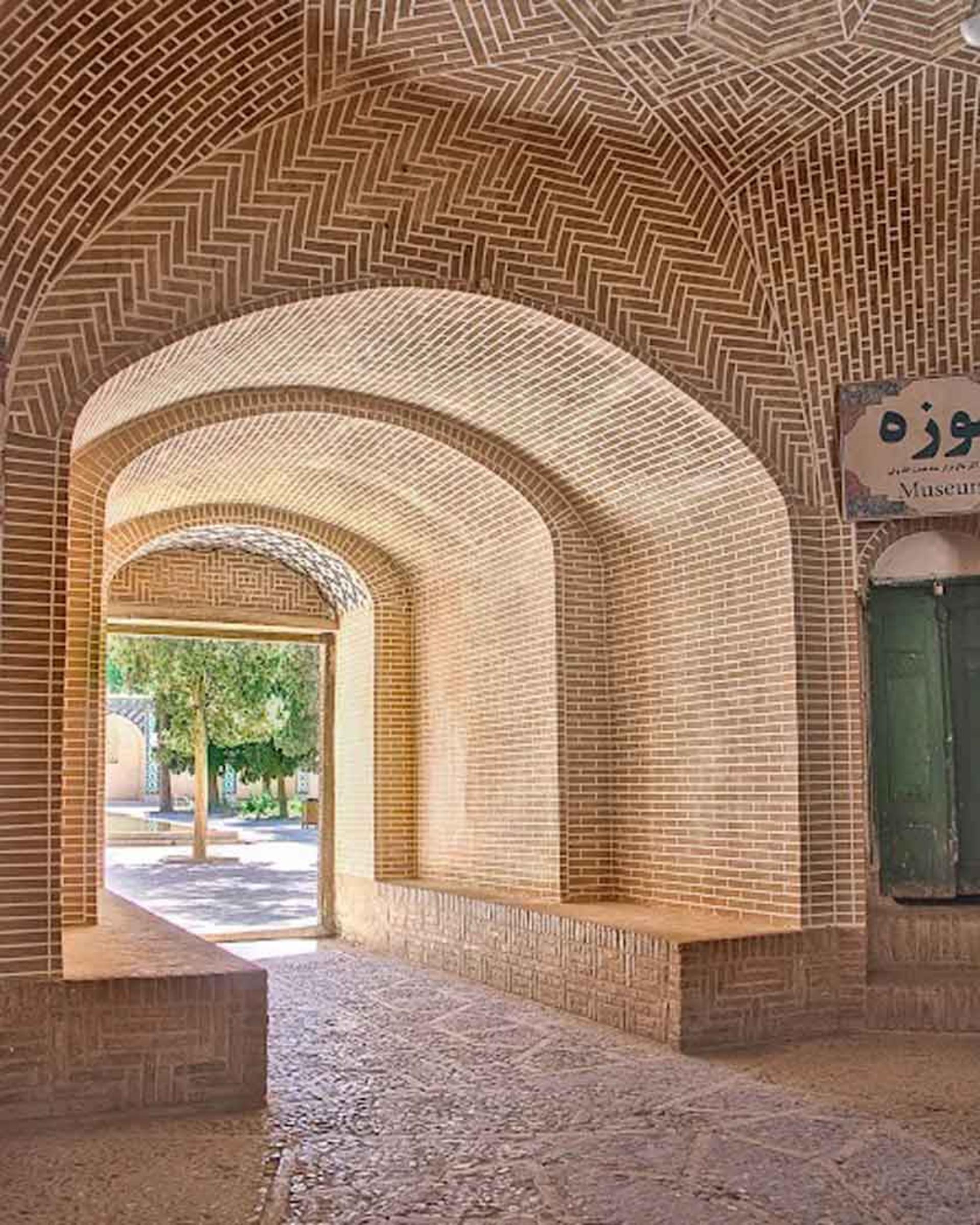 بخش‌های گوناگون آرامگاه شاه نعمت‌ الله ولی