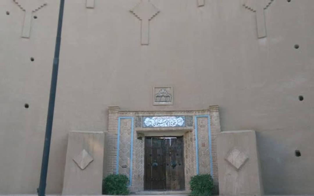 در ورودی سازه ای خشتی با تزیینات