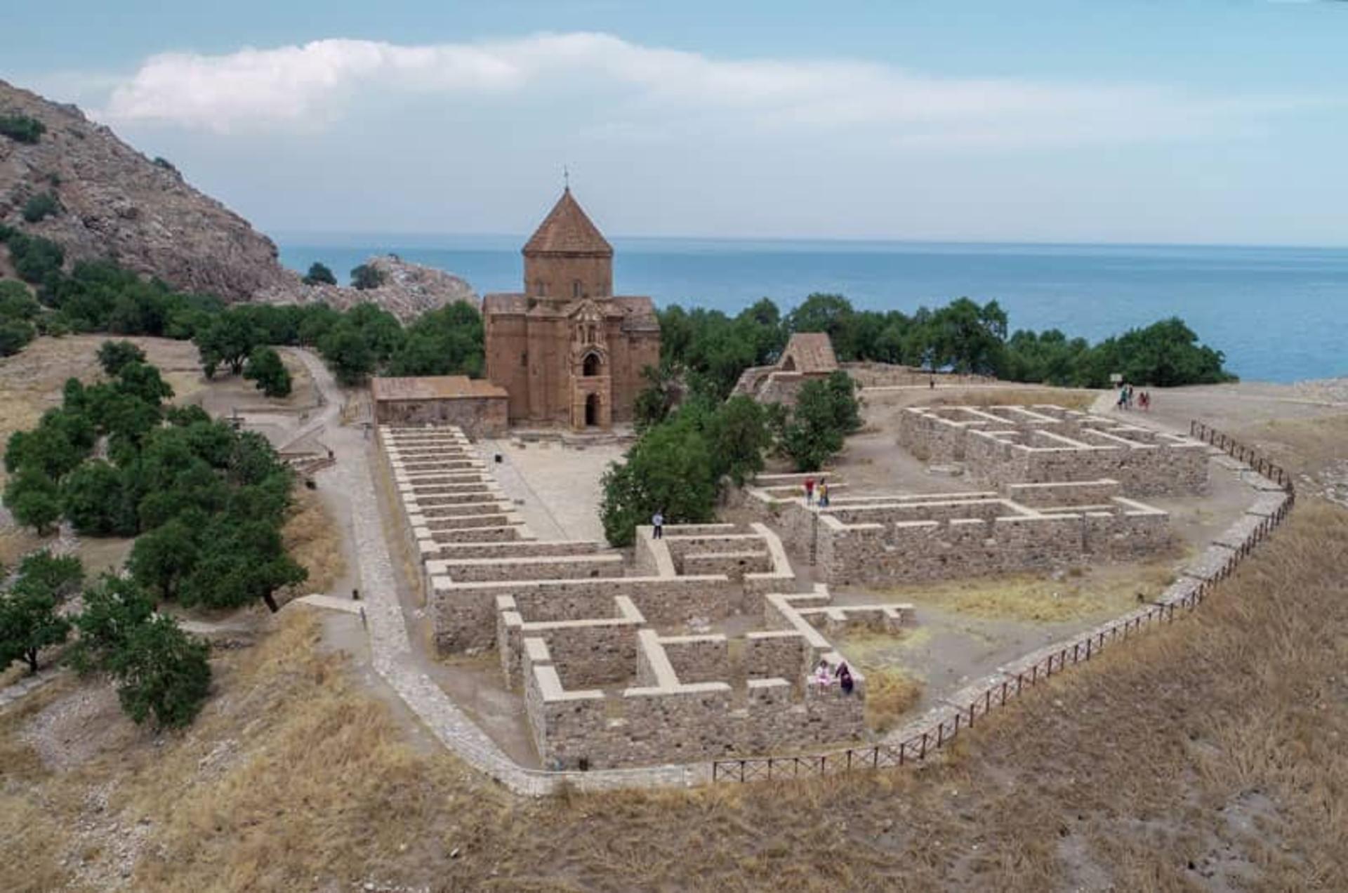 کلیسای جزیره آکدامار