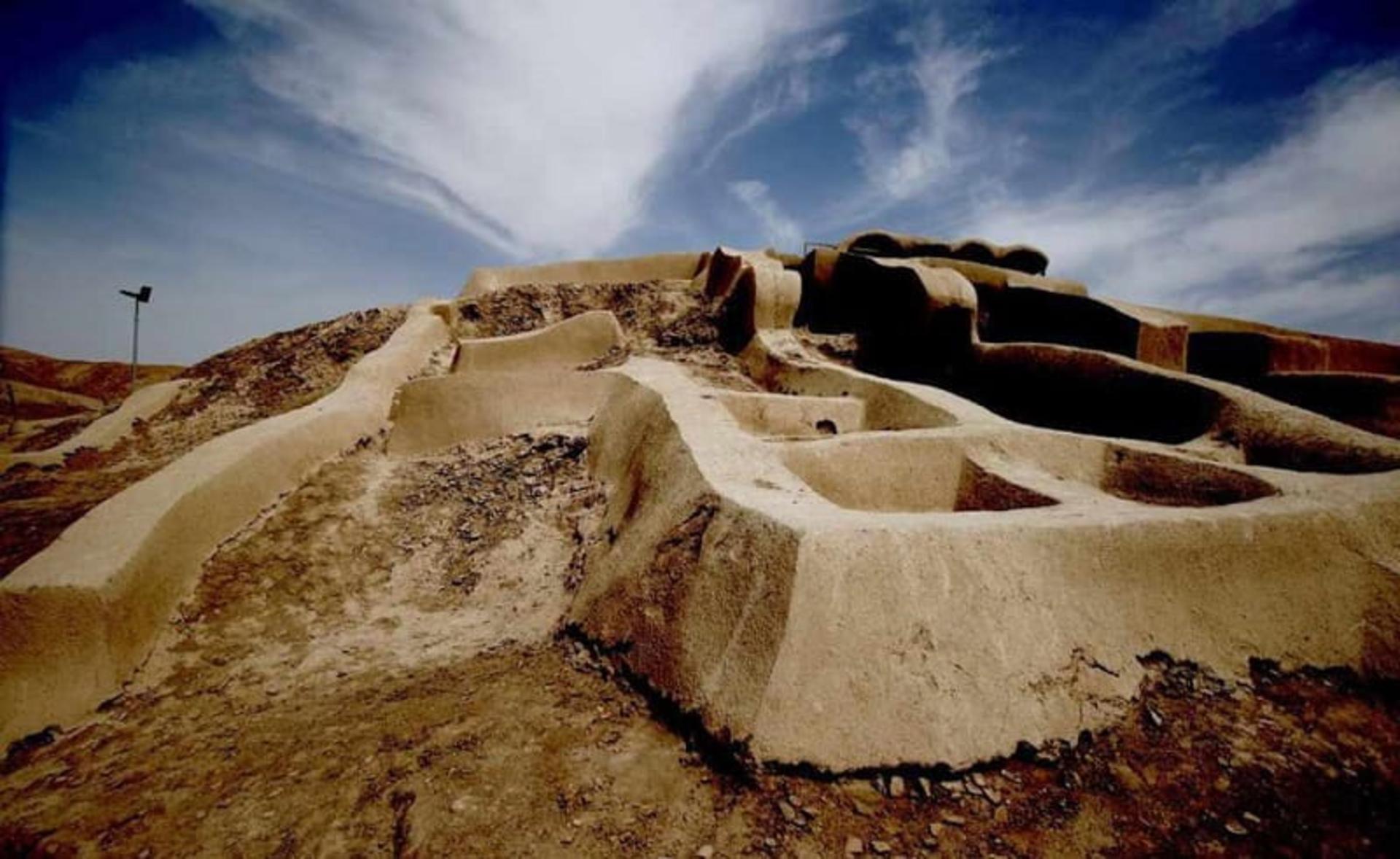 نمایی از تپه های تاریخی شهر سوخته