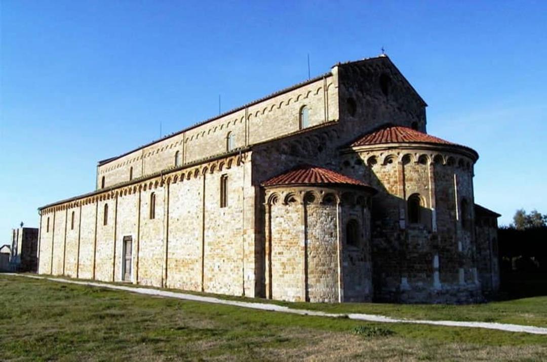 کلیسای رومانسک سن پیرو در گرادو