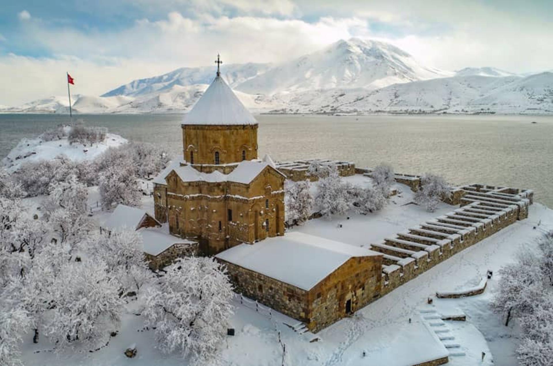 جزیره آکدامار در فصل زمستان