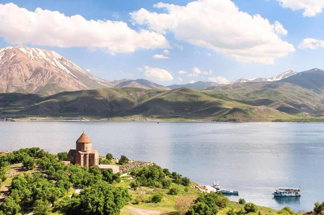 منظره بهاری جزیره آکدامار