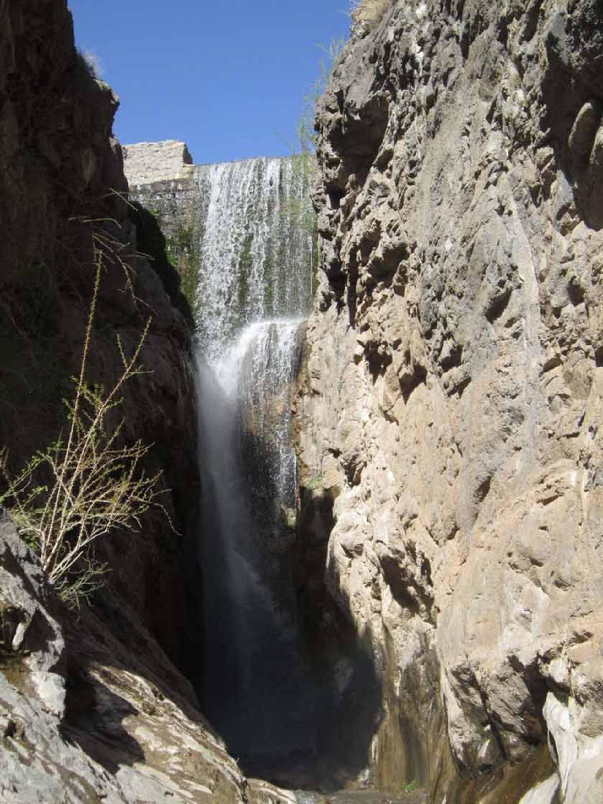 ریزش آب در آبشار بنگان