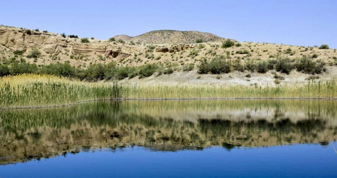 دریاچه آهنک در جوار کوه های اطراف روستای سیمین دشت فیروزکوه