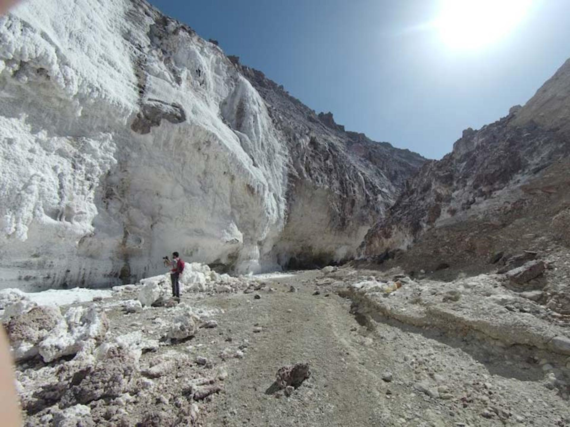 مسیر غار خرسین در میان گنبدهای نمکی خرسین