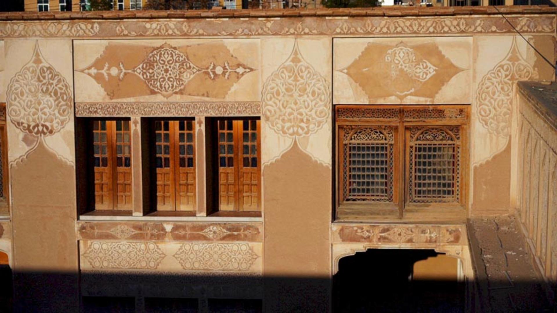 تزیینات گچبری روی دیوارهای عمارت موسی خانی