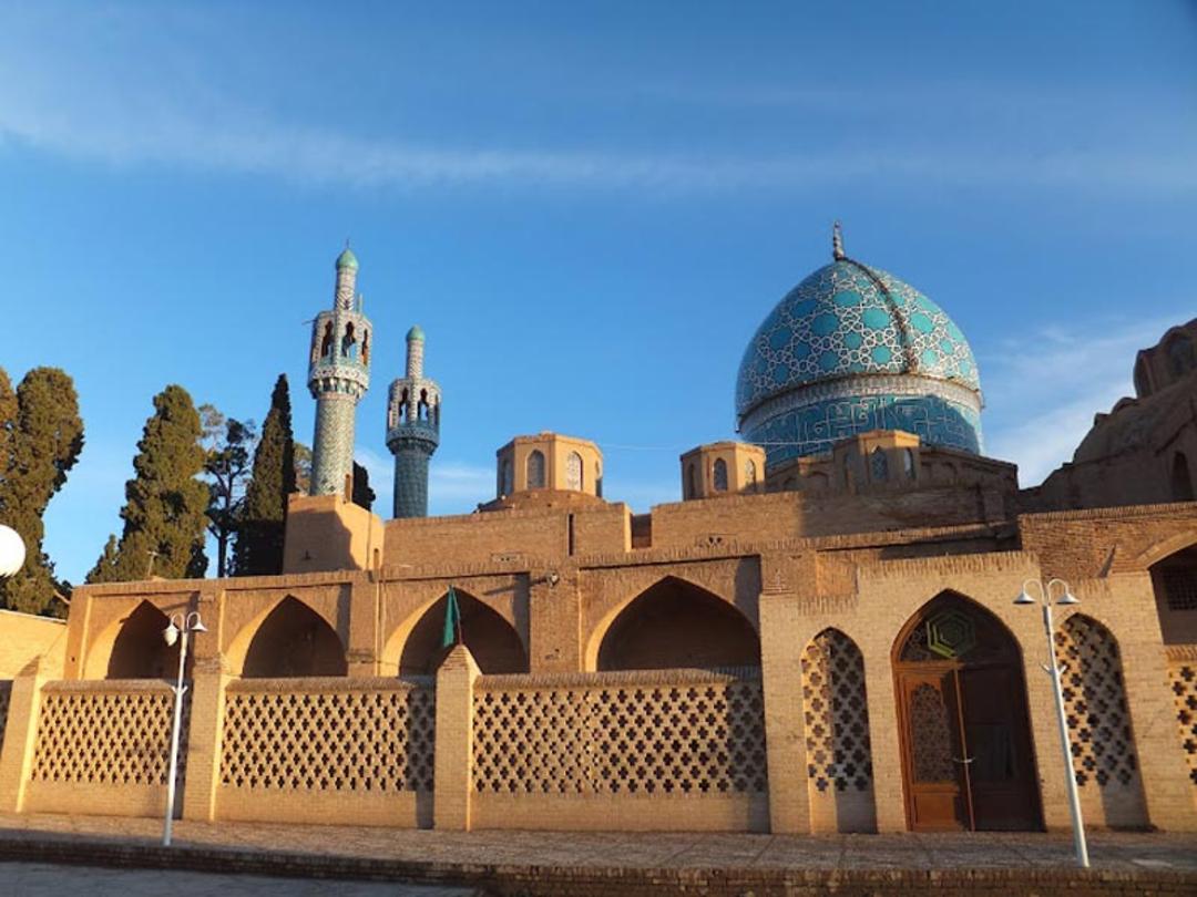 نمای بیرونی آرامگاه شاه نعمت‌ الله ولی