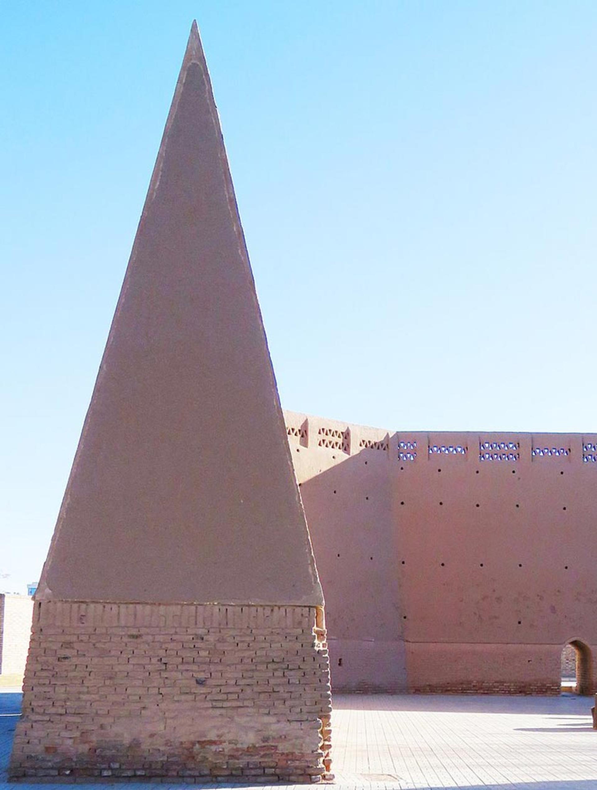 دیوار سایه‌انداز یخدان مویدی