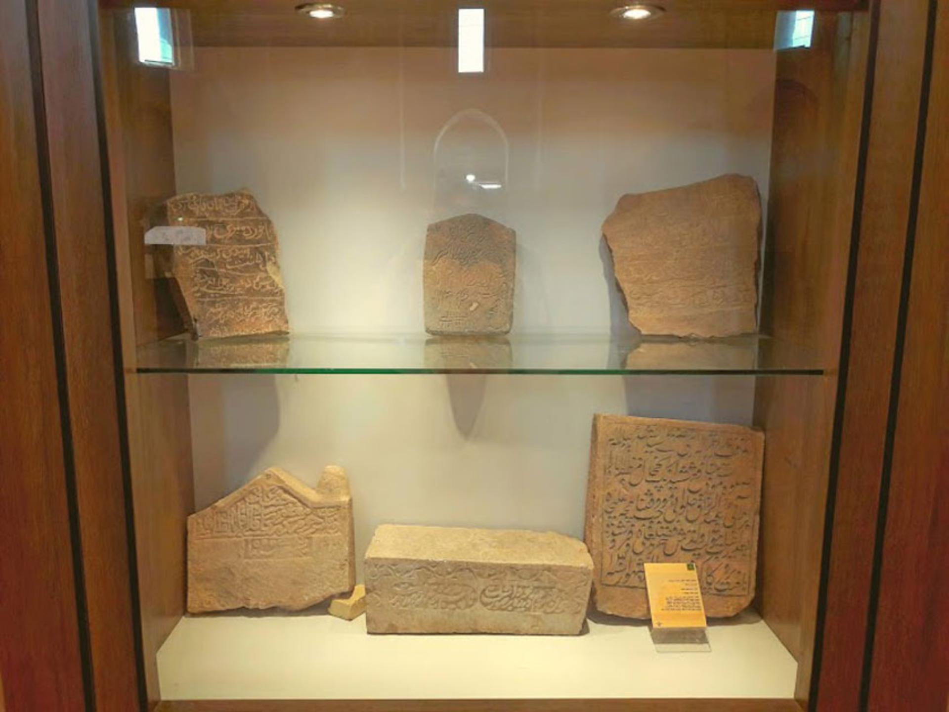 قطعات موزه سنگ در گنبد جبلیه کرمان