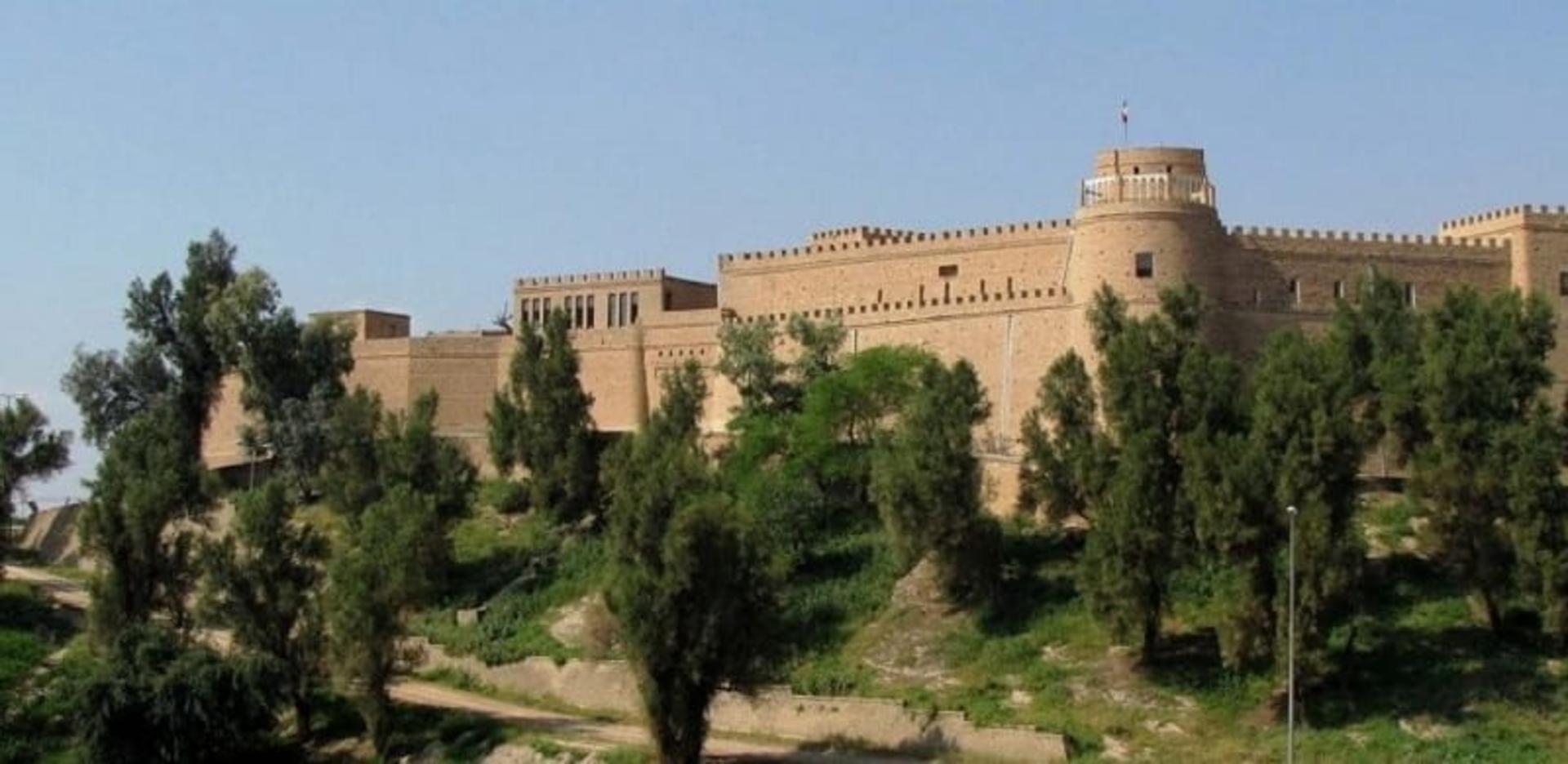 قلعه تاریخی شوش در ارتفاع مشرف به شهر