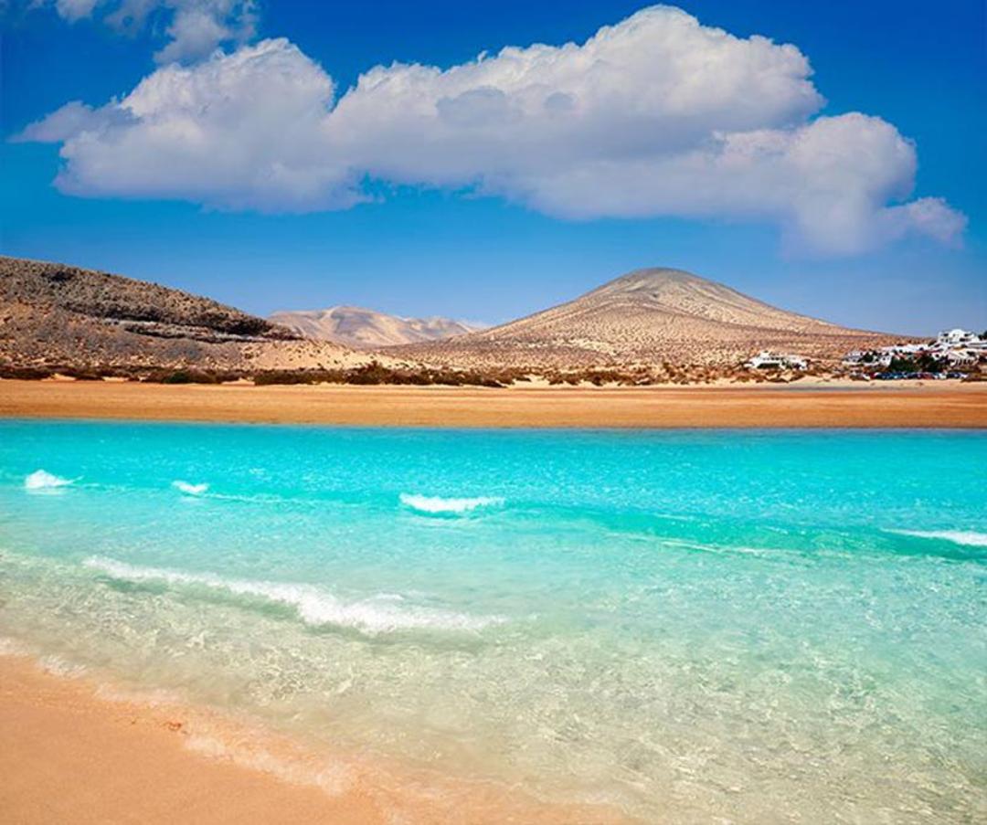 سواحل آبی درخشان در جزیره فوئرته جزایر قناری