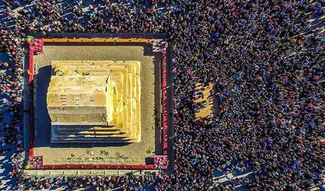 عکس هوایی از انبوه بازدیدکنندگان در جوار مقبره کوروش شهر پاسارگاد