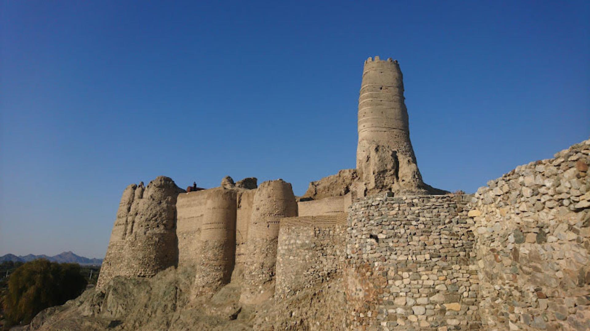 بنای تاریخی قلعه منوجان