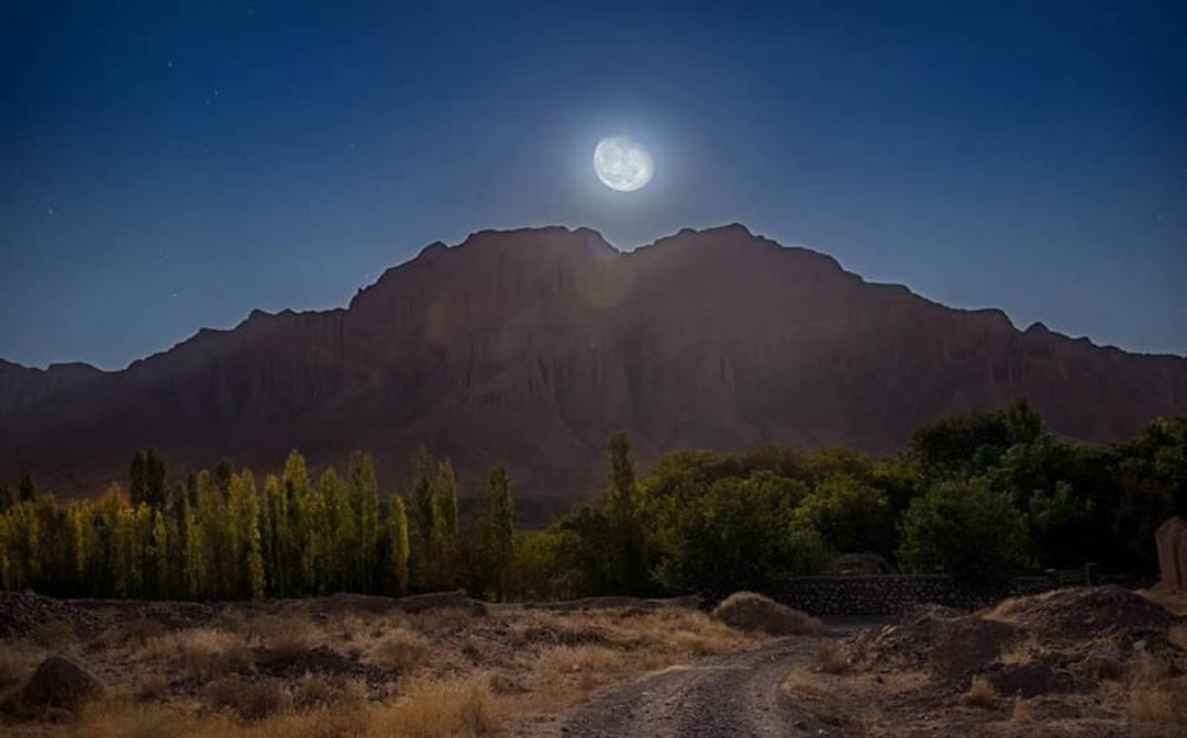 تصویر ماه بر فراز کوه انار سیمین دشت