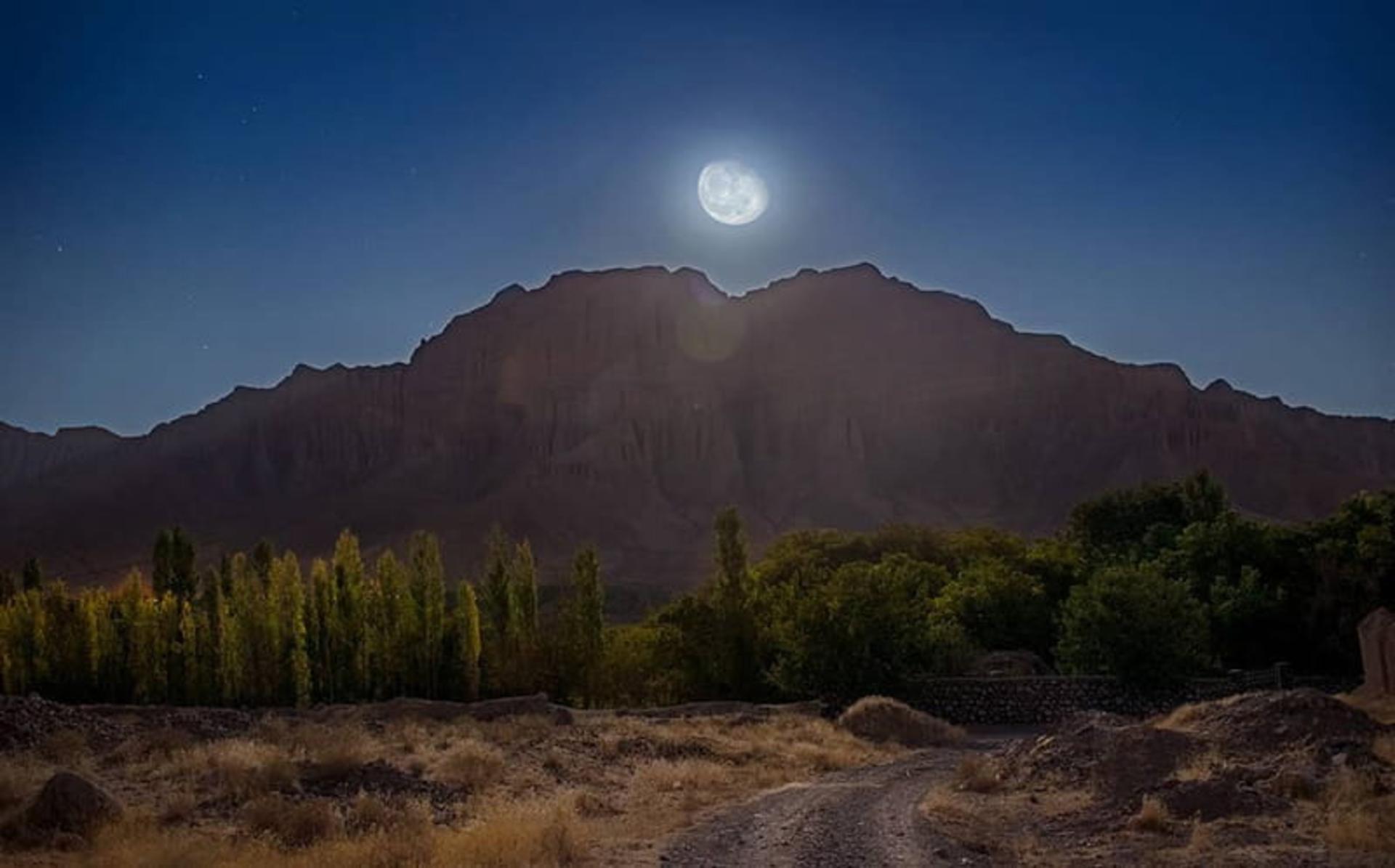 تصویر ماه بر فراز کوه انار سیمین دشت