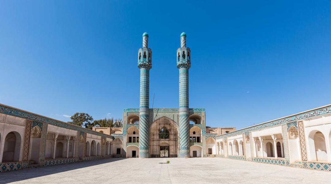 صحن حسینیه آرامگاه شاه نعمت‌ الله ولی