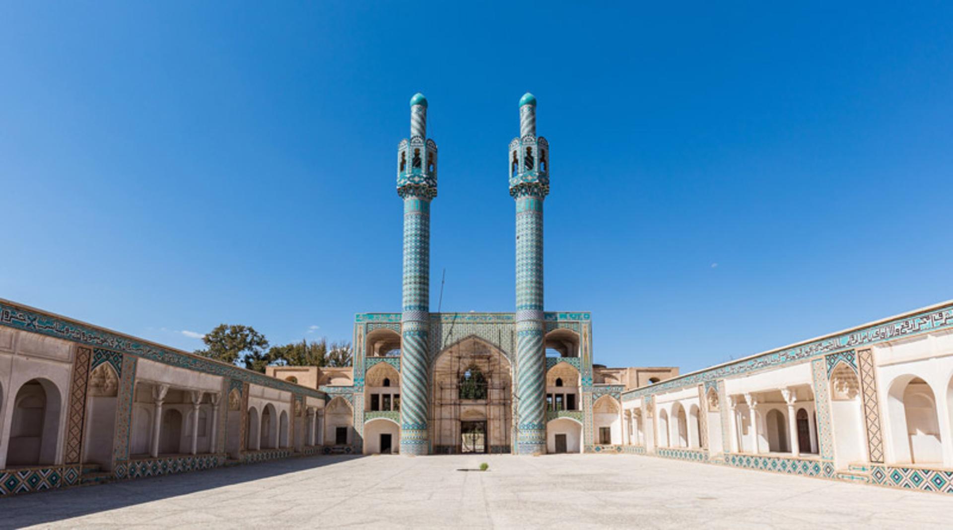 صحن حسینیه آرامگاه شاه نعمت‌ الله ولی