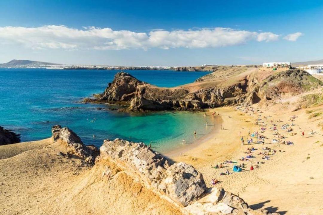 گردشگران در حال استراحت در سواحل لانزاروته جزایر قناری