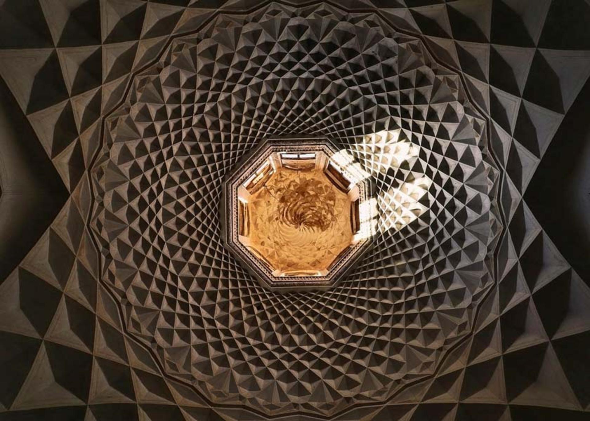 سقف دیدنی حوضخانه در عمارت شترگلوی ماهان
