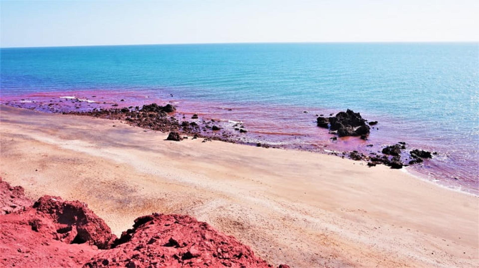 عکس ساحل سرخ هرمز