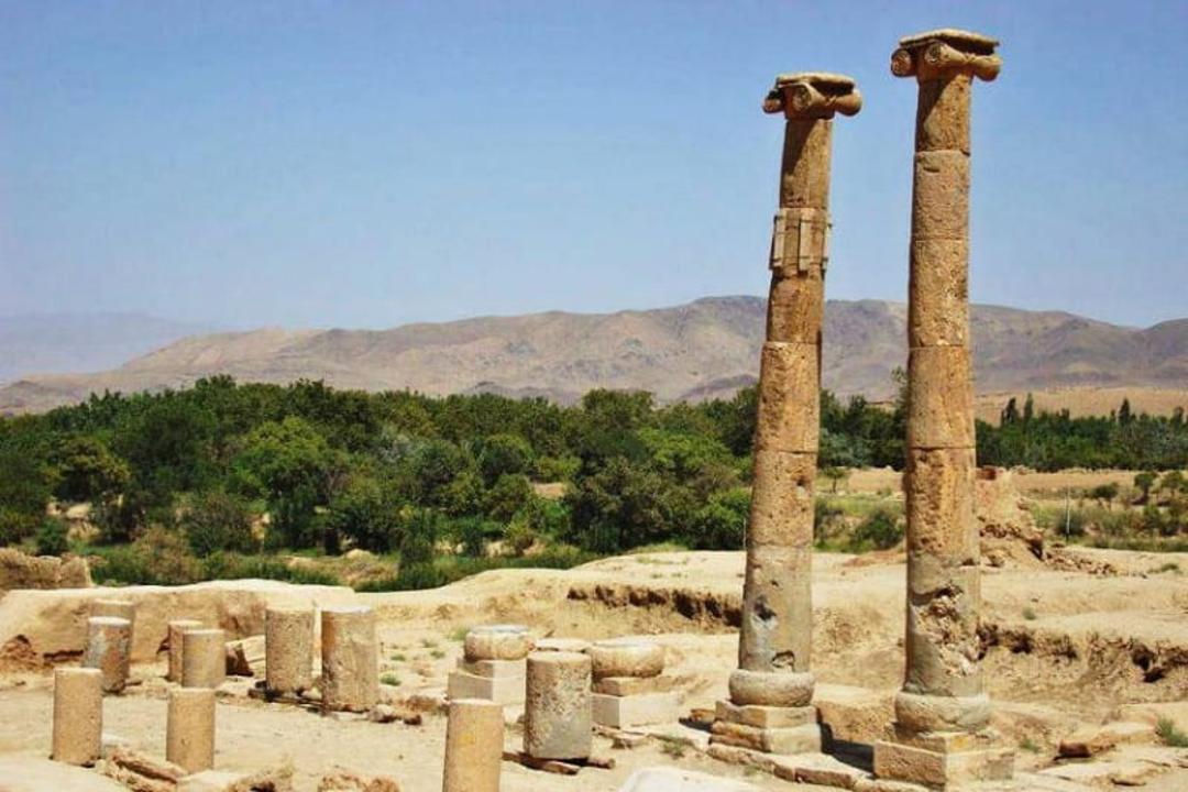 بقایای سنگی به جا مانده از شهر تاریخی نیم ور