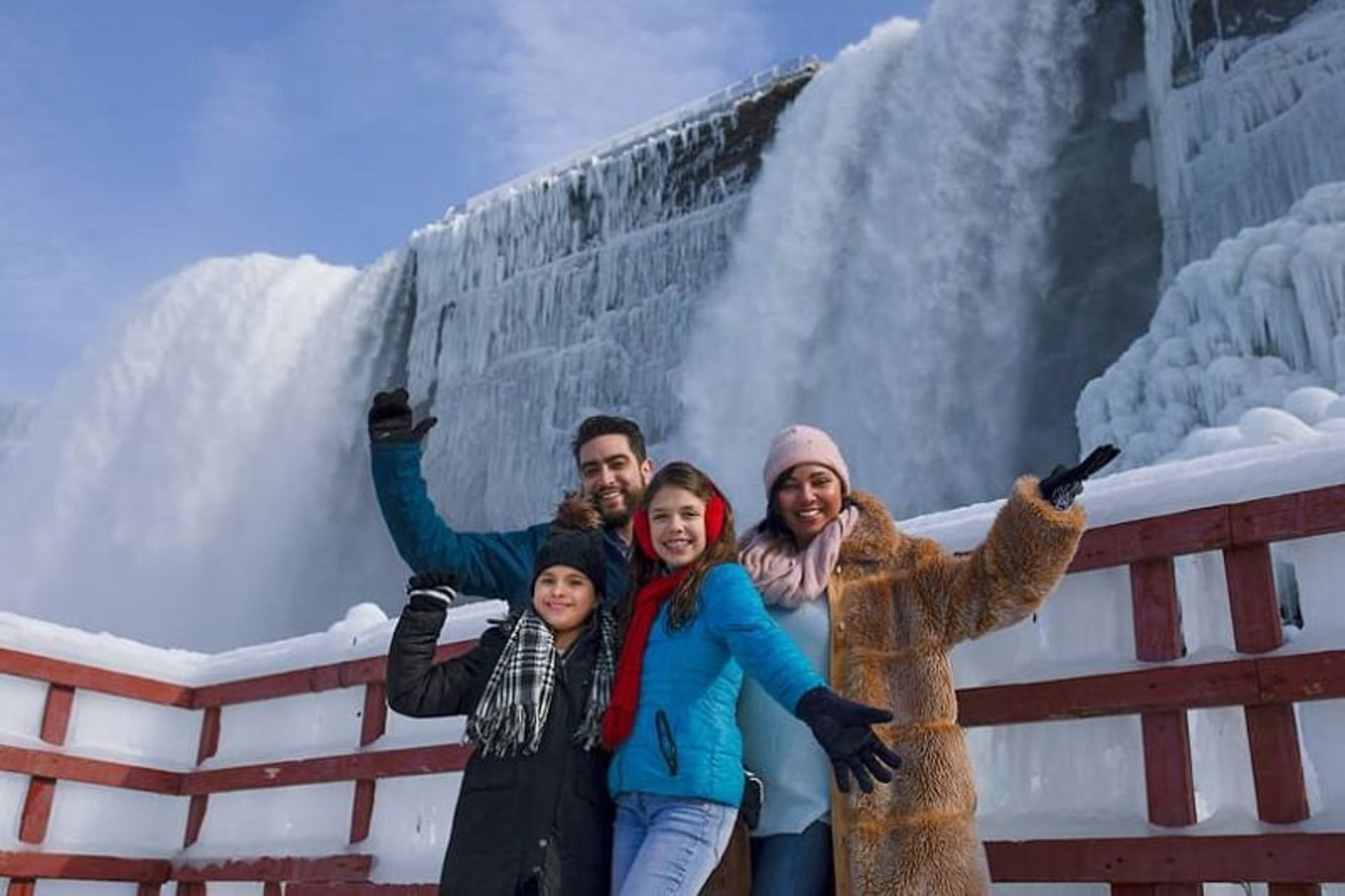 تفریح خانوادگی در زمستان در آبشار نیاگارا 