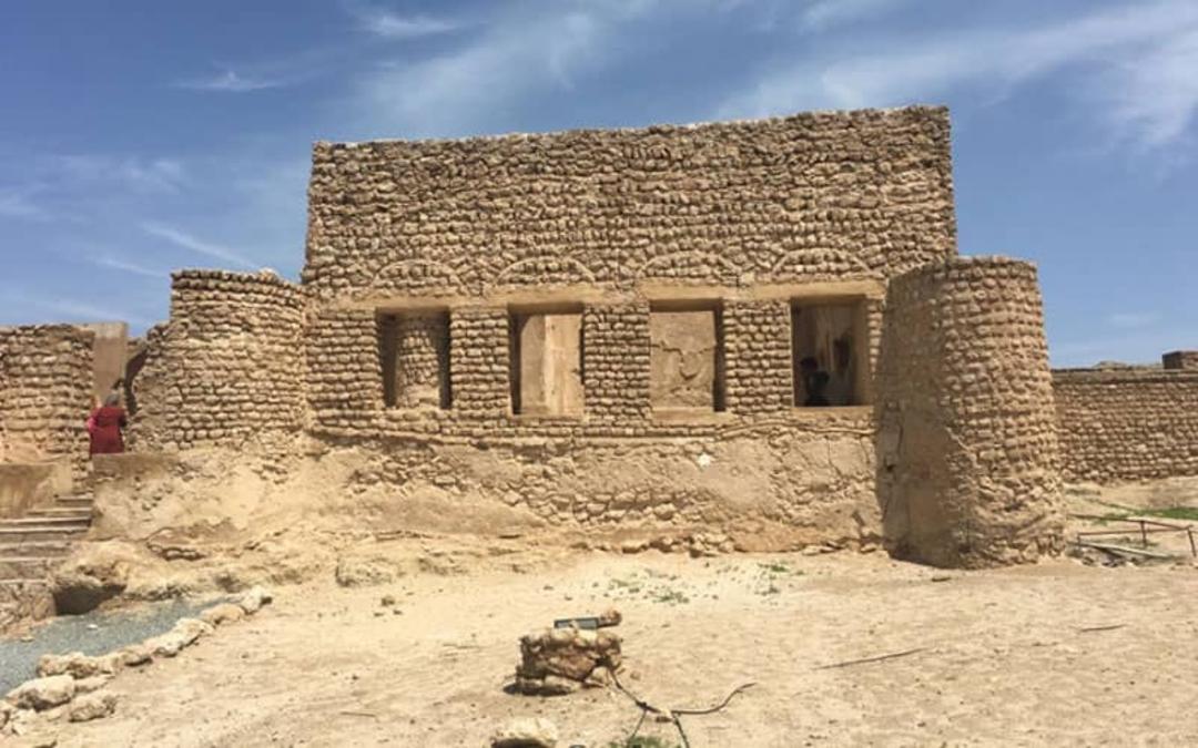 دیواری آجری و قدیمی با دو برج در کنارش