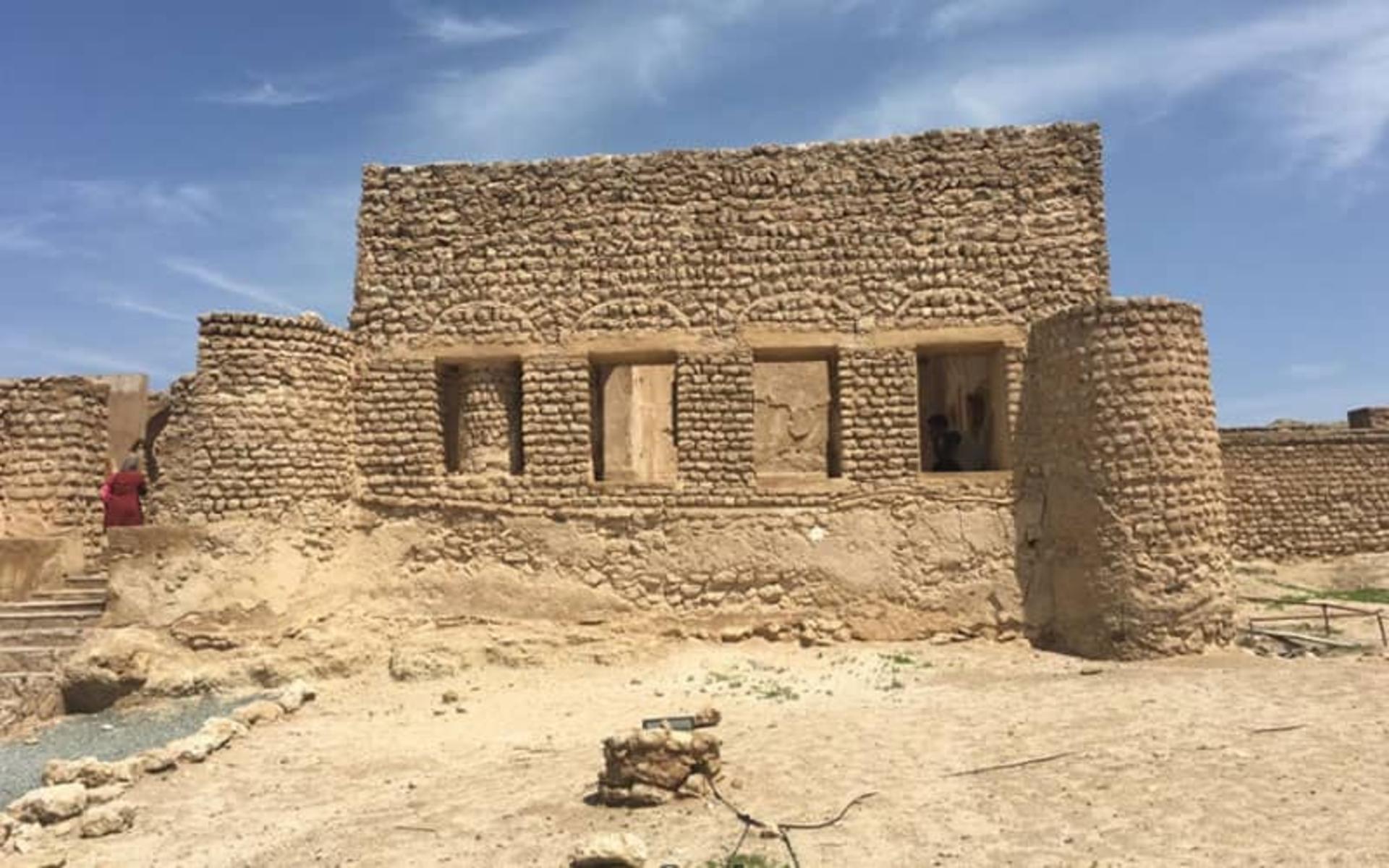 دیواری آجری و قدیمی با دو برج در کنارش