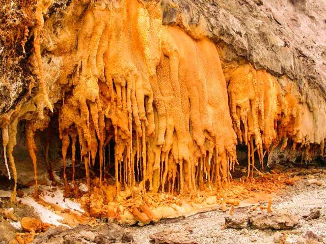 قندیل‌های نمکی در گنبد و غار نمکی خرسین