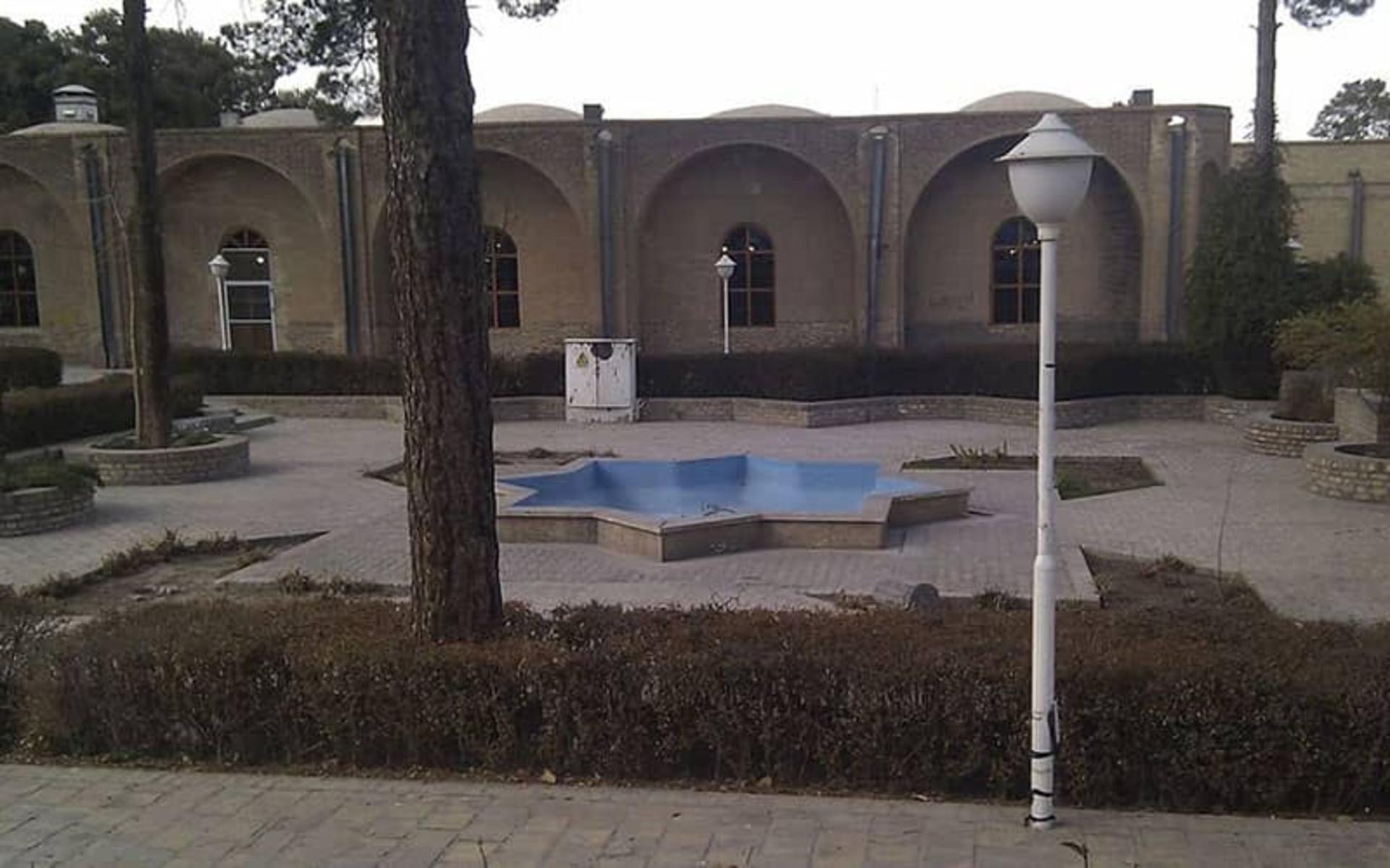 حوضی کتابخانه ملی کرمانوسط حیاط کتابخانه