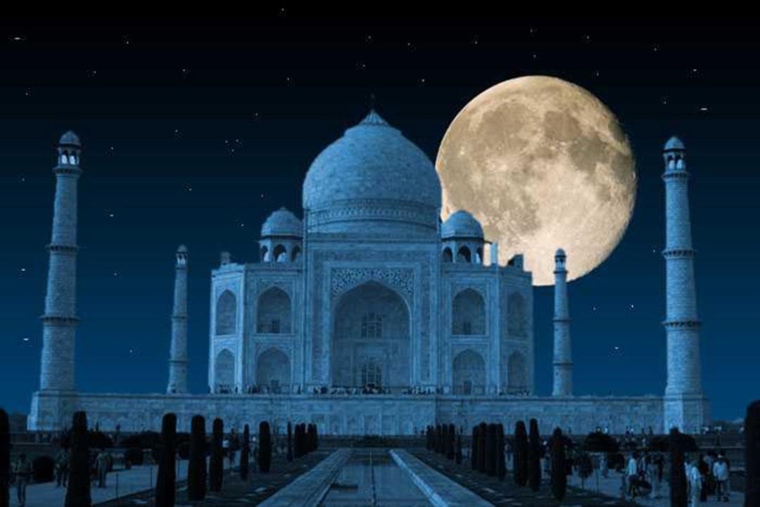تاج محل در شب ماه کامل