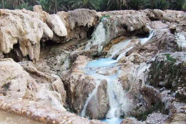 جریان آب در چشمه آب‌گرم گنو