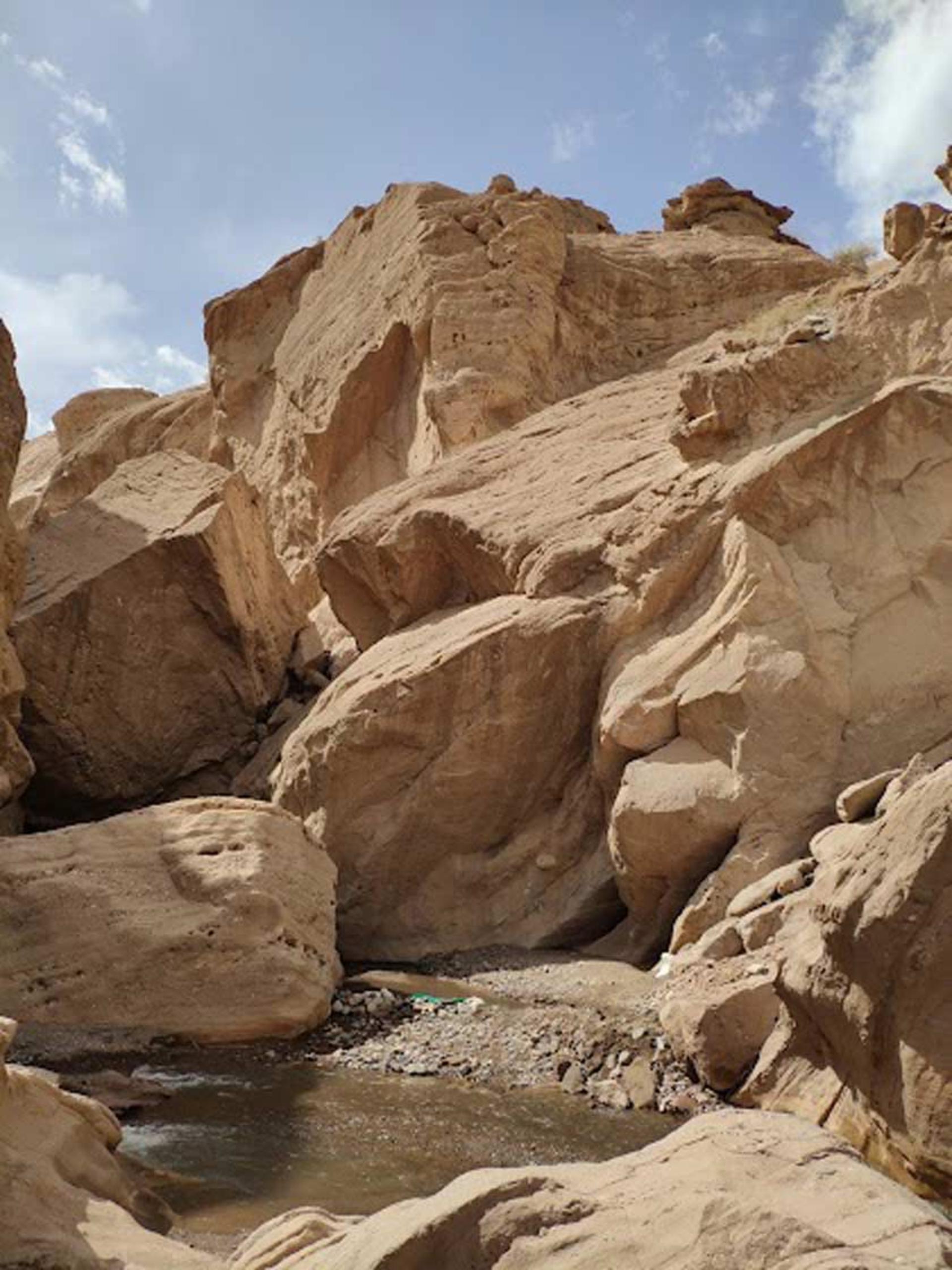 صخره‌های گونه‌گون در تنگه راگه