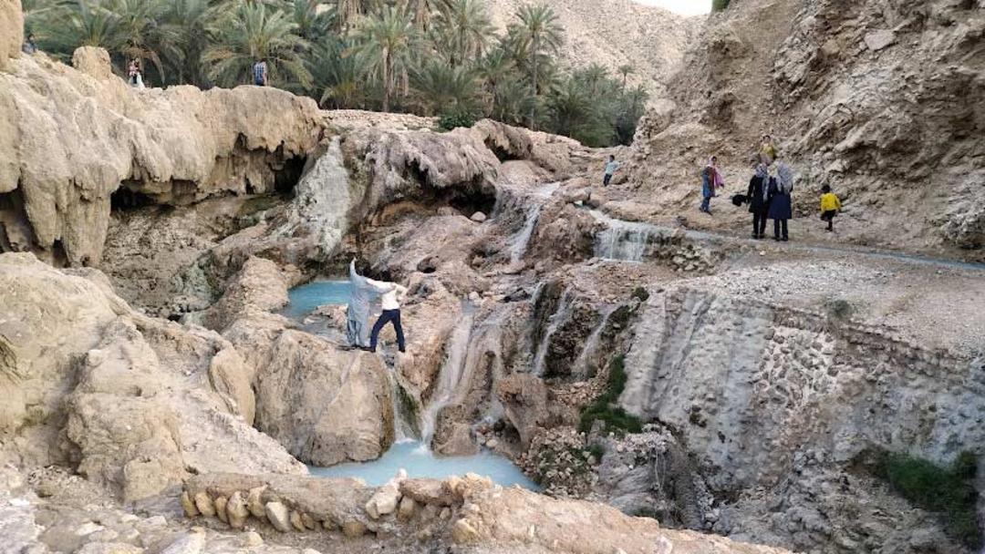 بازدید گردشگران از چشمه آب‌ گرم گنو هرمزگان