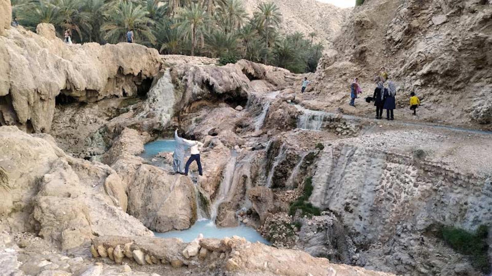 بازدید گردشگران از چشمه آب‌ گرم گنو هرمزگان