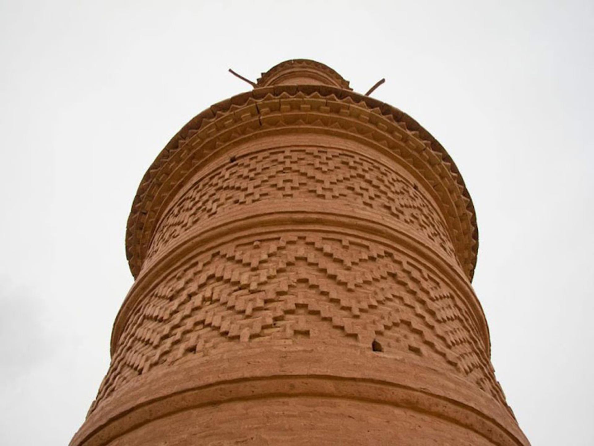 مناره مسجد جامع خرانق با تزیینات آجرچینی