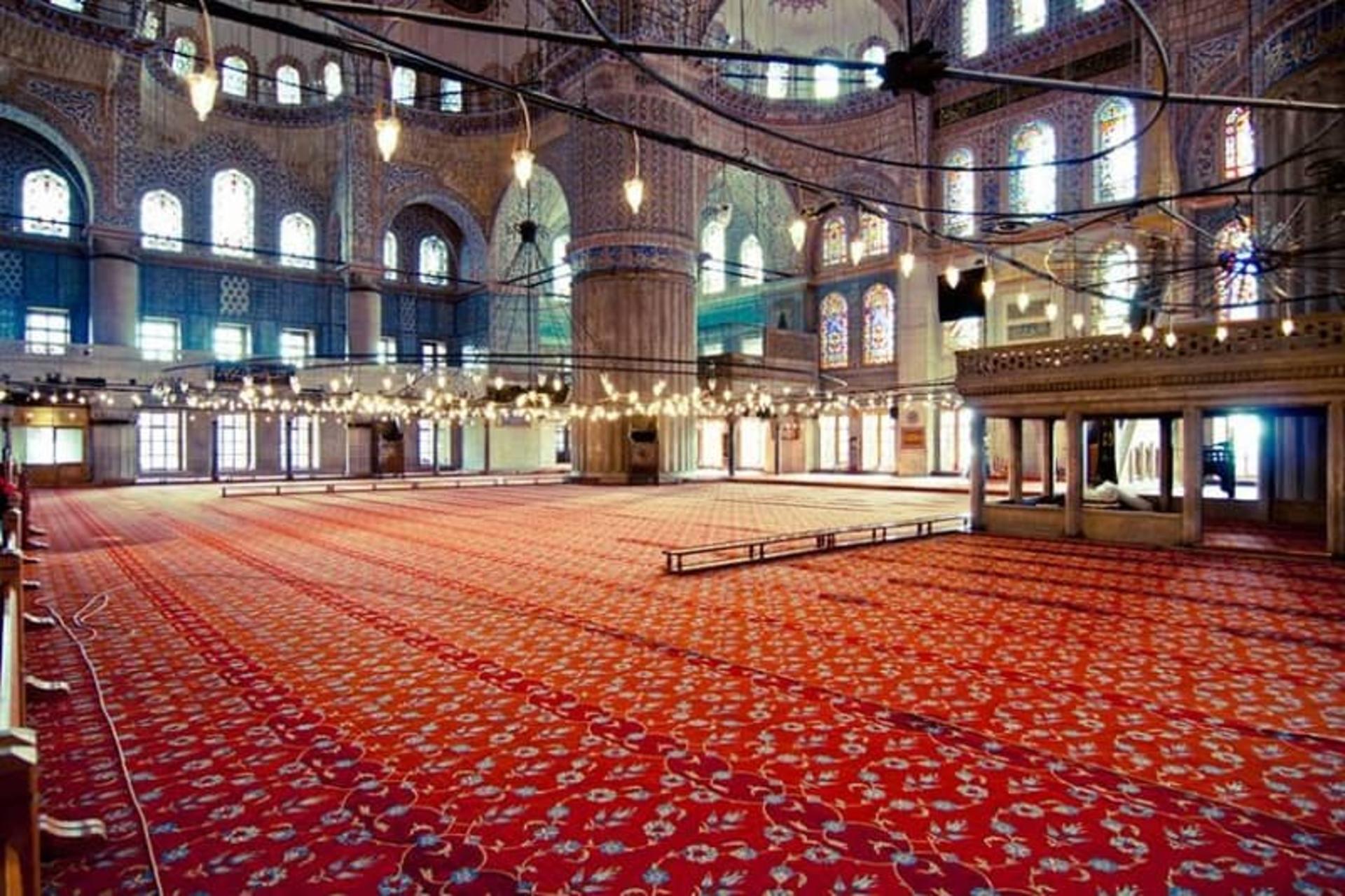داخل صحن مسجد آبی