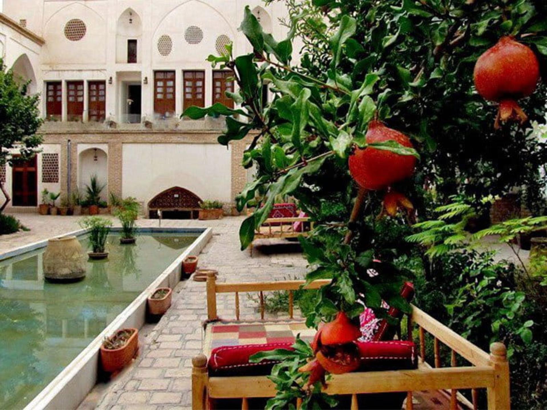 حیاط خانه احسان