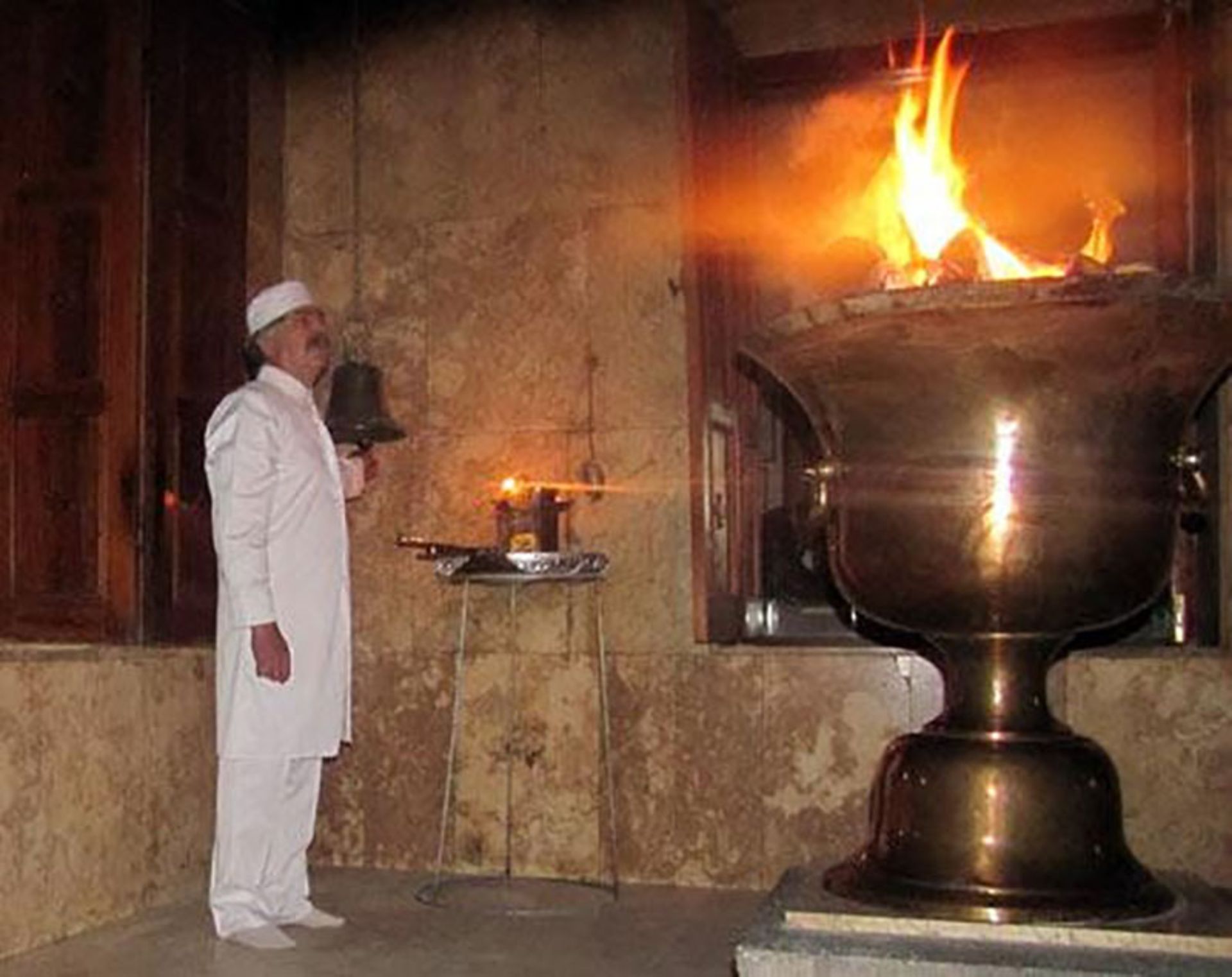 موبد در آتشگاه 