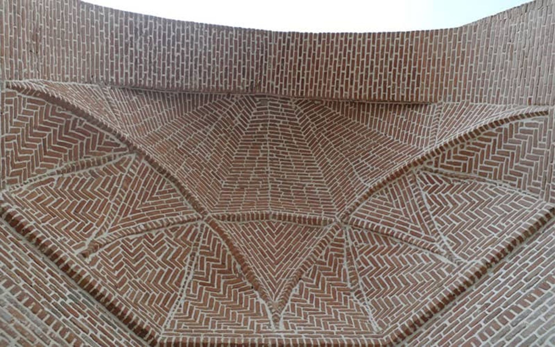 آجرکاری زیر ایوان 